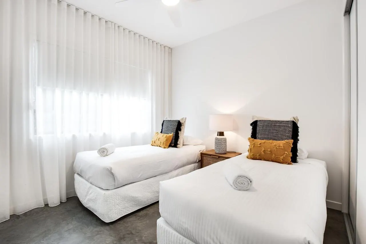 Luxury Modern 4 Bedroom Pet Friendly Family Beach Home Yaroomba 0*,  Avustralya