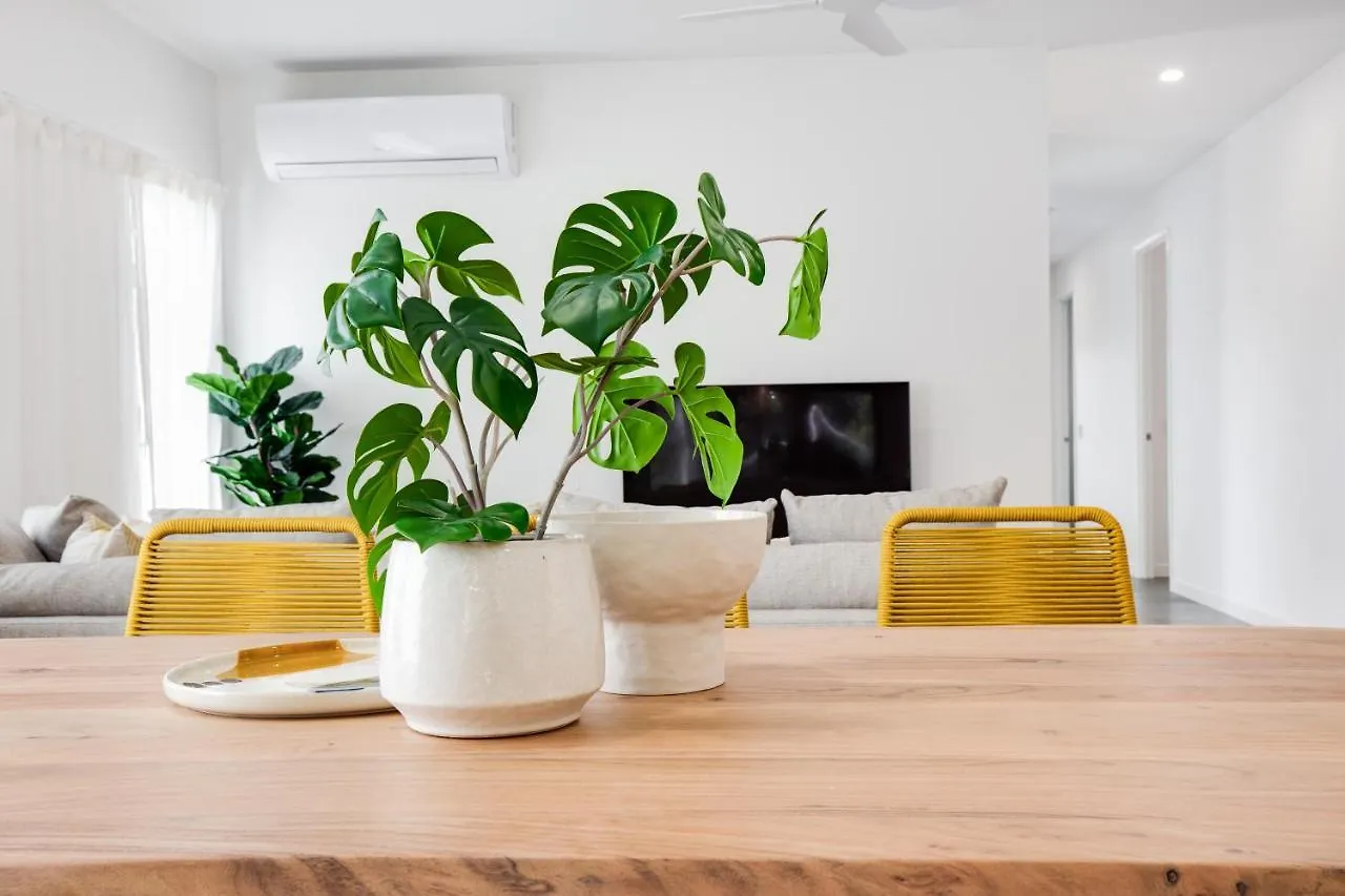 Tatil Evi Luxury Modern 4 Bedroom Pet Friendly Family Beach Home Yaroomba Avustralya