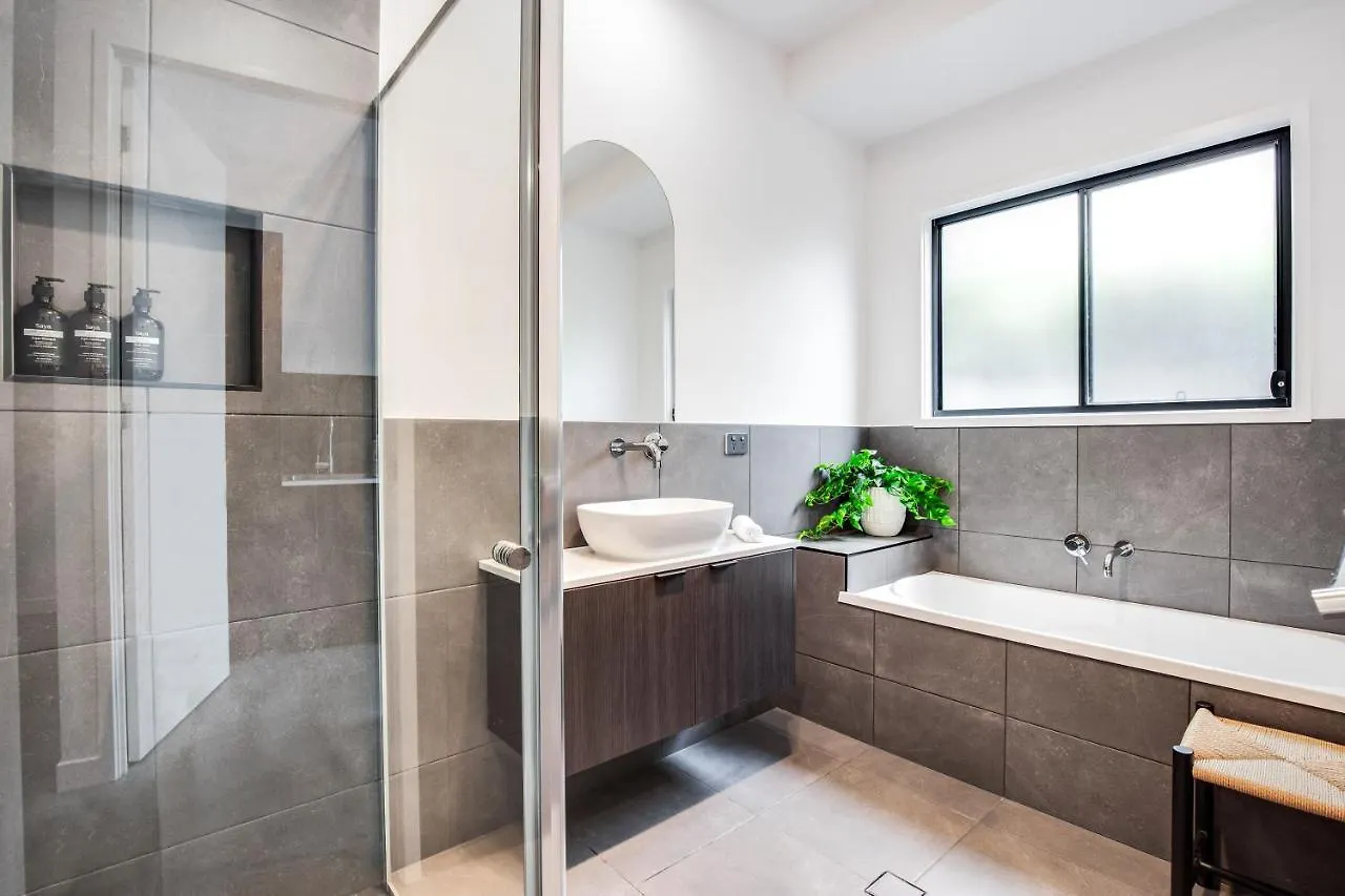 Luxury Modern 4 Bedroom Pet Friendly Family Beach Home Yaroomba Holiday home