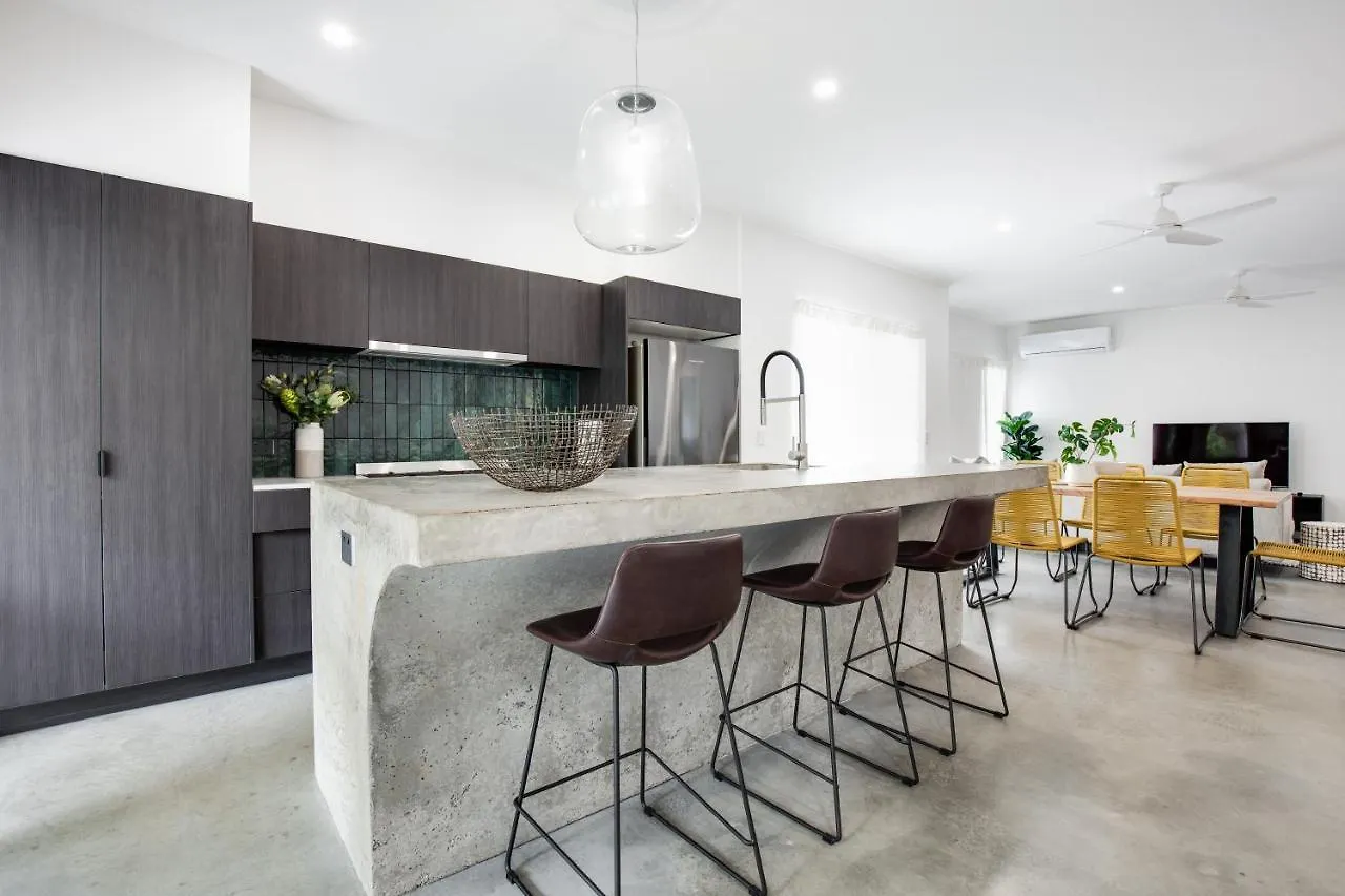 Luxury Modern 4 Bedroom Pet Friendly Family Beach Home Yaroomba 0*,  Australia